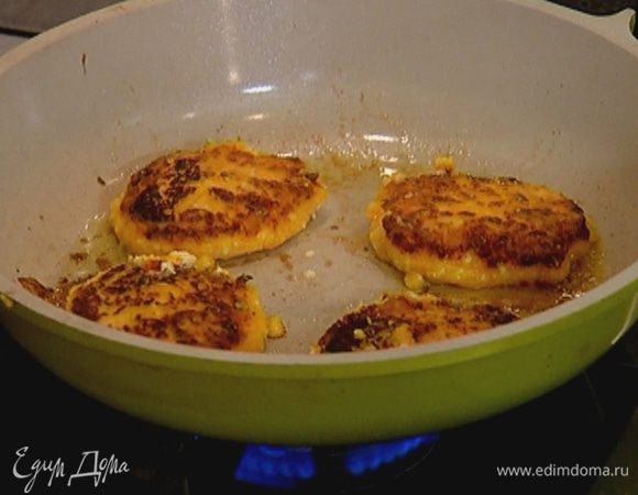 Разогреть в сковороде оливковое масло и жарить сырники с каждой стороны до золотистого цвета. 
Подавать сырники со сметаной.
