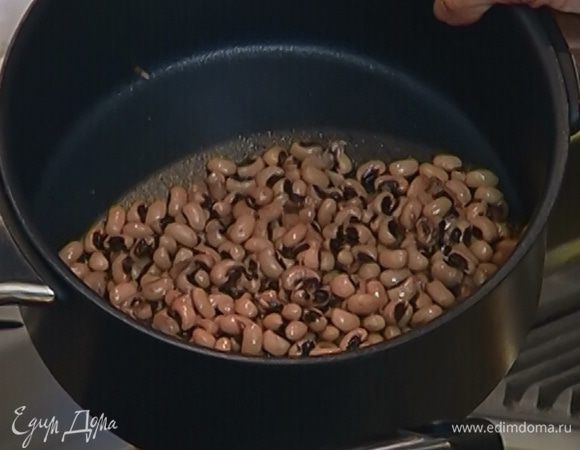 Фасоль отварить до готовности согласно инструкции на упаковке.