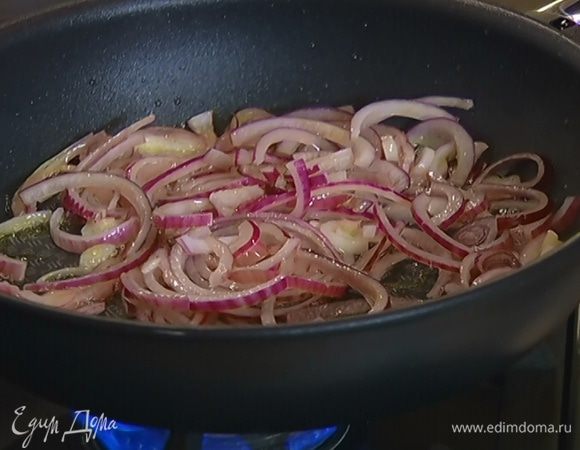 Разогреть в сковороде оливковое масло и обжарить лук до золотистого цвета.