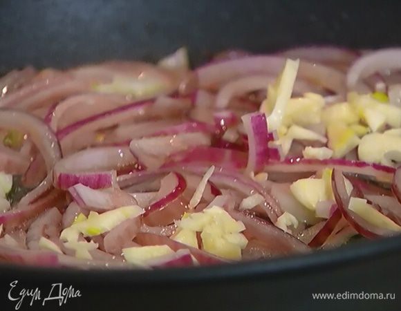 Чеснок почистить, раздавить плоской стороной ножа, мелко порубить и отправить в сковороду к луку.