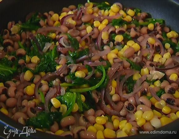 Добавить фасоль, перемешать, затем добавить кукурузу и прогревать еще пару минут.