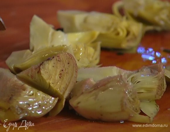 Артишоки разрезать на 4 части.