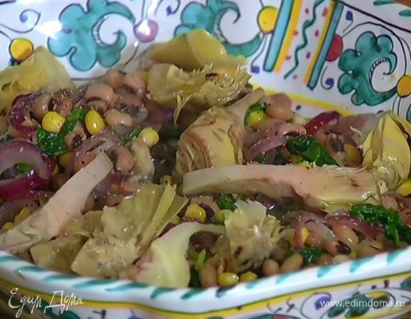 Салат выложить в глубокое блюдо, посолить, поперчить, выложить сверху артишоки и сразу подавать.