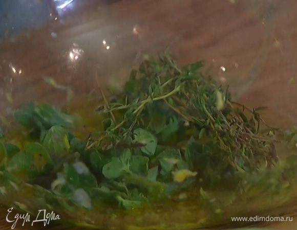 Приготовить маринад: в глубокой посуде соединить оливковое масло, 3 ст. ложки лимонного сока, лимонную цедру, орегано, листья тимьяна, посолить, поперчить и перемешать.