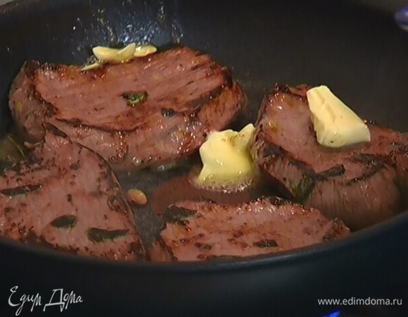 Разогреть тяжелую сковороду и обжаривать мясо с одной стороны до появления золотистой корочки, затем перевернуть, выложить на каждый медальон по 1 ч. ложке сливочного масла и жарить до готовности.