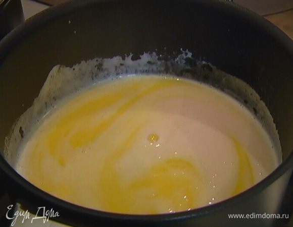 Приготовить тесто: молоко и 125 мл воды налить в небольшую кастрюлю, добавить предварительно размягченное сливочное масло, сахар, соль, перемешать и поместить на огонь.