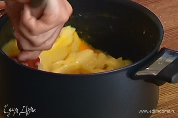 Яйца по одному ввести в тесто, перемешивая каждый раз деревянной ложкой или силиконовой лопаткой.