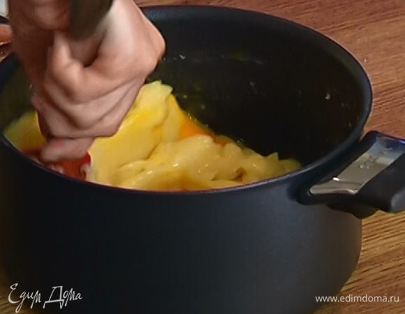 Яйца по одному ввести в тесто, перемешивая каждый раз деревянной ложкой или силиконовой лопаткой.