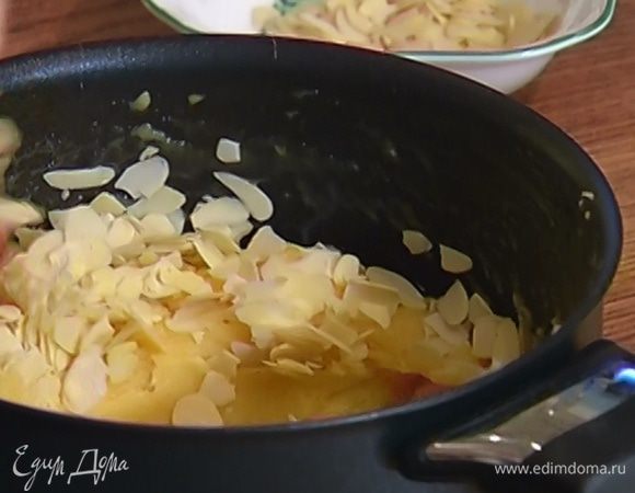 Миндальные хлопья всыпать в тесто и еще раз перемешать.