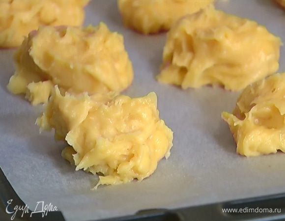 Противень выстелить бумагой для выпечки и столовой ложкой выложить порции теста на некотором расстоянии друг от друга.