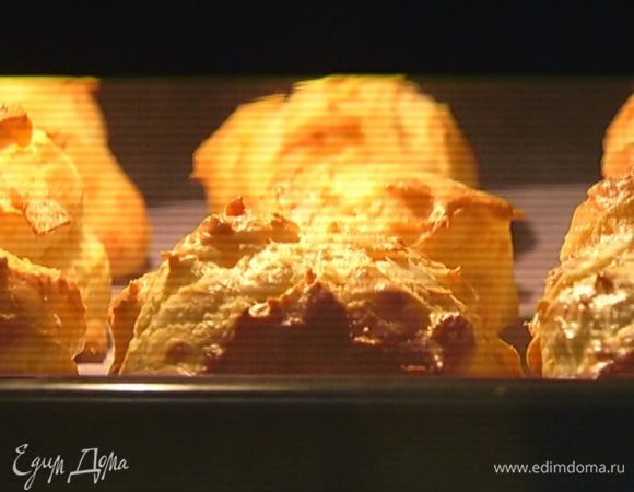 Отправить эклеры в разогретую духовку на 15 минут, затем понизить температуру до 170°С и выпекать еще минут 10.