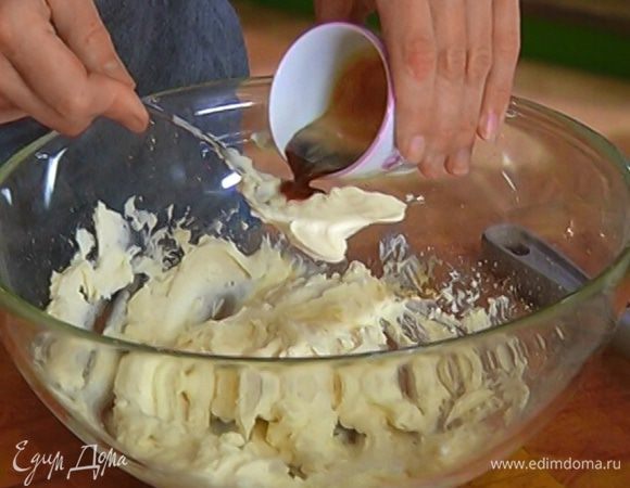 Приготовить крем: сливочный сыр растереть с сахарной пудрой, влить ром, 1 ст. ложку охлажденного кофе и вымешивать до получения гладкой, однородной массы.