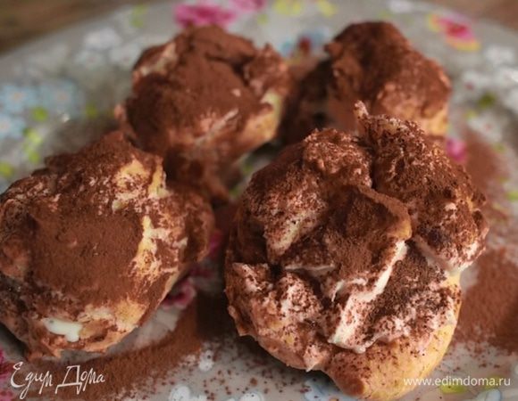 Разрезать пирожные сбоку, начинить кремом и посыпать какао.