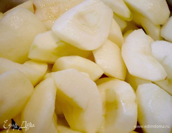 Выливаем сироп в яблоки, закрываем крышкой и слегка встряхиваем яблоки, но не переворачиваем вверх дном, иначе сироп начнет вытекать. Откидываем яблоки на сито (я этого не сделала и за время готовки пирога нижний слой яблок слишком сильно пропитался сиропом и немного размяк).