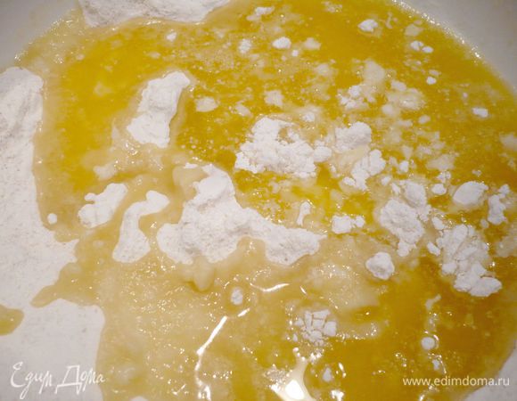 Растапливаем сливочное масло. Муку смешиваем с сахаром и щепоткой соли и вливаем горячее масло, перемешиваем в комбайне (или даем слегка остыть и перемешиваем вручную).