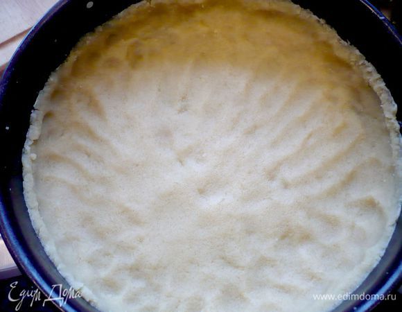 Форму смазываем сливочным маслом и выкладываем в нее тесто так, чтобы образовались небольшие бортики.