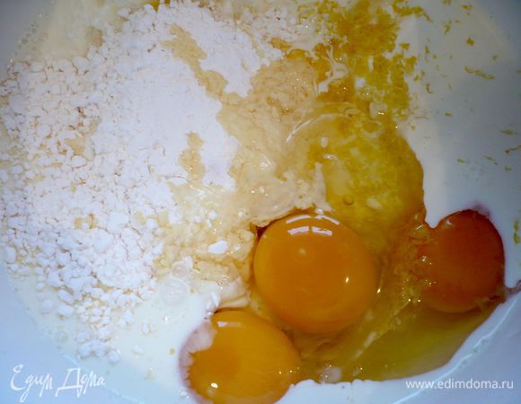 Духовку разогреваем до 175 градусов. Готовим творожно-ванильную заливку. Смешиваем до однородной массы все ингредиенты. 