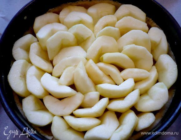 Выкладываем яблоки на тесто. 