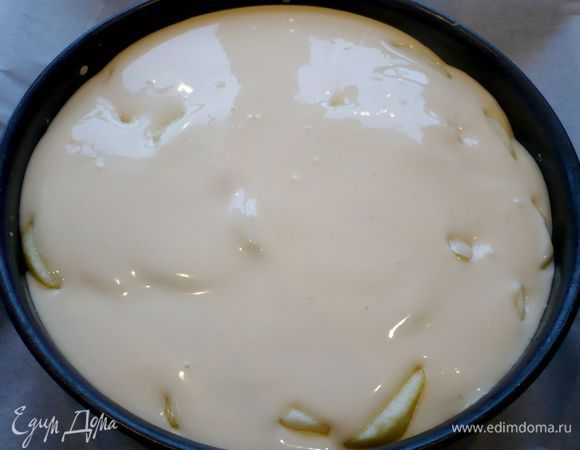 Сверху выливаем нашу творожно-ванильную заливку так, чтобы яблоки были полностью прикрыты.