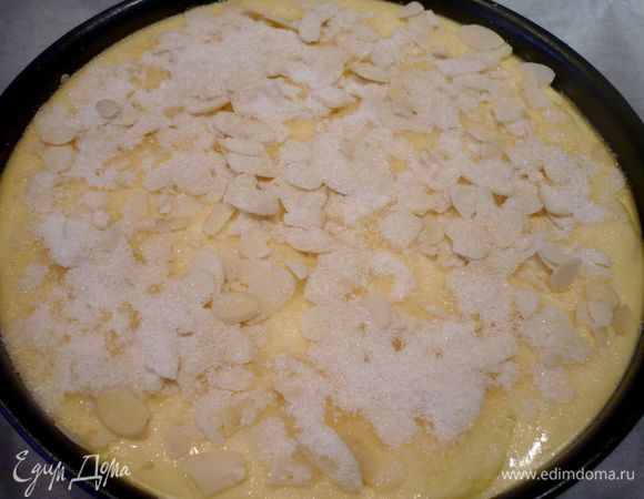 Ставим в духовку на 20 минут. Достаем из духовки, посыпаем лепестками миндаля и сахаром и ставим еще на 15 минут в духовку.