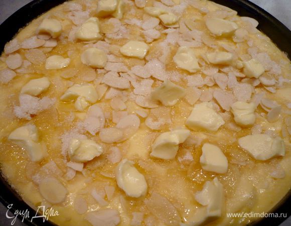 Вынимаем пирог и ставим духовку разогреваться до 200 градусов. Выкладываем на пирог кусочки сливочного масла и сразу ставим форму с пирогом в духовку еще на 20 минут. 