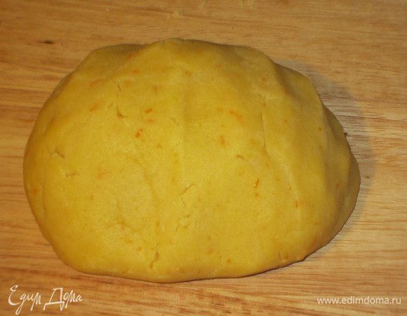 Ввести желтки,сахар,апельсиновую цедру,щепотку корицы и быстро замесить однородное тесто. Завернуть в бумагу для выпечки и поместить в холодильник на 1 час.