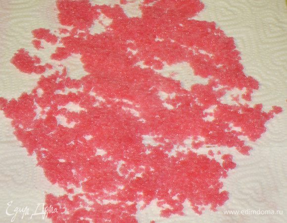 Украшение: В полиэтиленовый мешок насыпать сахар, добавить краситель. Мешок завязать и сахар перетереть руками до получения розового цвета. Выложить на бумажное полотенце.