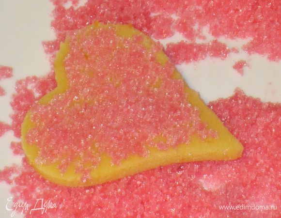 Посыпать печенье  розовым сахаром и выложить на противень с пергаментом.