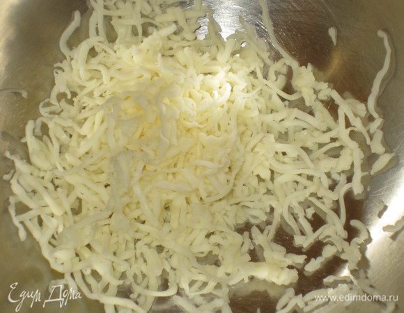 Сыр натереть на тёрке. Белки отделить от желтков.