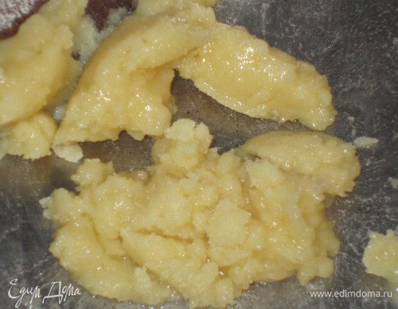 Приготовить соус Бешамель:Сливочное масло (10 г) растопить,добавить муку, быстро перемешать деревянной ложкой и обжарить 2-3 минуты.