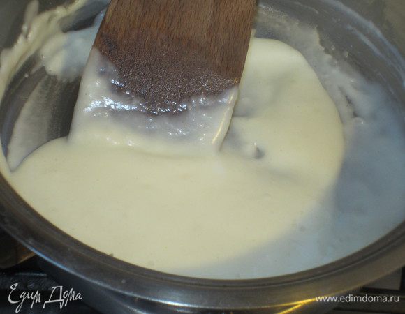 Влить молоко тонкой струйкой,продолжая мешать.