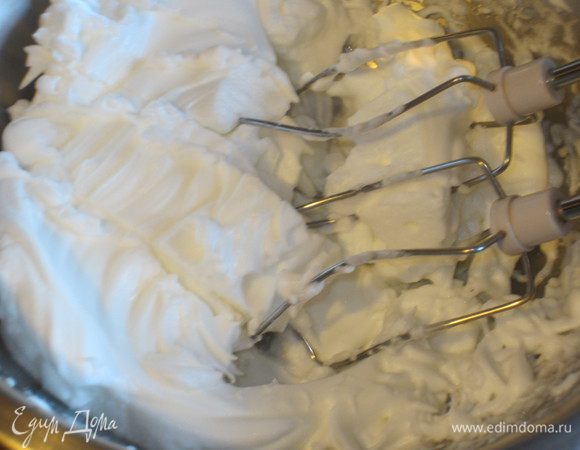 Взбить белки со щепоткой соли до устойчивых пиков. Ввести 1 ст.л.  в соус Бешамель,аккуратно перемешать.