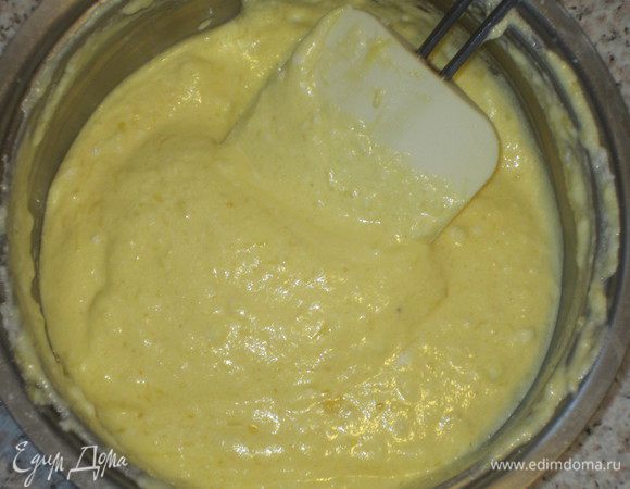 Добавить тёртый сыр,оставшиеся белки и снова аккуратно перемешать снизу вверх.