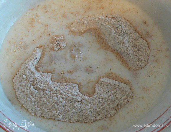 Просеять муку,добавить теплое молоко,все остальные ингридиенты.Хорошо перемешать.