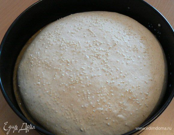 до увеличения объема в 2 раза( у меня форма на 26,лучше взять по-меньше 23-24см,тогда он пойдет вверх).
Смазать молоком.посыпать кунжутными семечками.