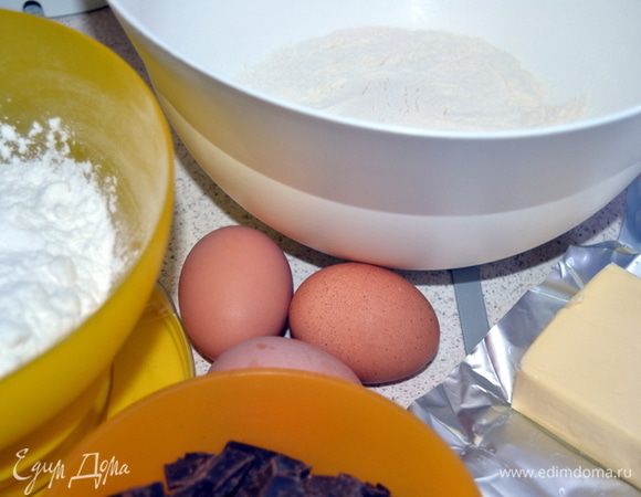 Яйца и масло необходимо вынуть из холодильника за 1,5 часа до приготовления. Не забудьте,что вес муки,сахарной пудры и масла должен быть равен весу яиц.Масло нужно немного подтаять до мягкости,но не растапливать.Его можно положить рядом с работающей плитой.