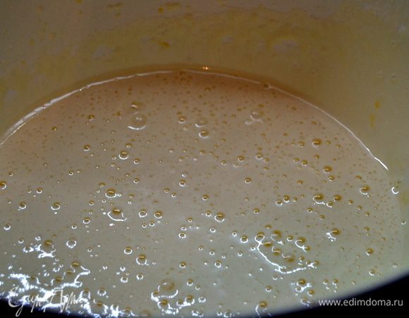 Яйца и сахарную пудру взбить миксером до побеления. После этого Поль советует протереть смесь через сито,чтобы не было комочков. Признаюсь сразу, я не прислушалась к  совету.