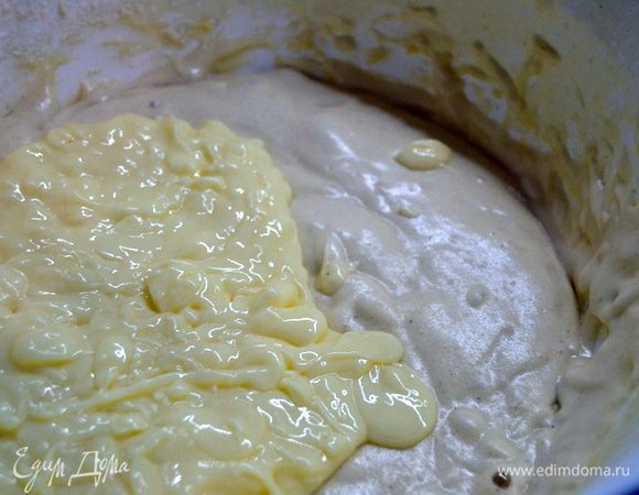 В тесто добавляем мягкое масло,соль и тщательно перемешиваем до однородности.