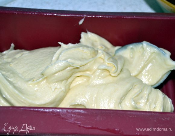 Форму для кекса смазать сливочным маслом.На дно положить бумагу и тоже смазать маслом.Я бумагу не прокладывала.Выложить часть теста.