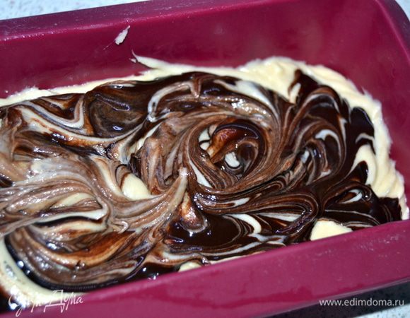 Вылить растопленный шоколад и перемешать деревянной шпажкой.