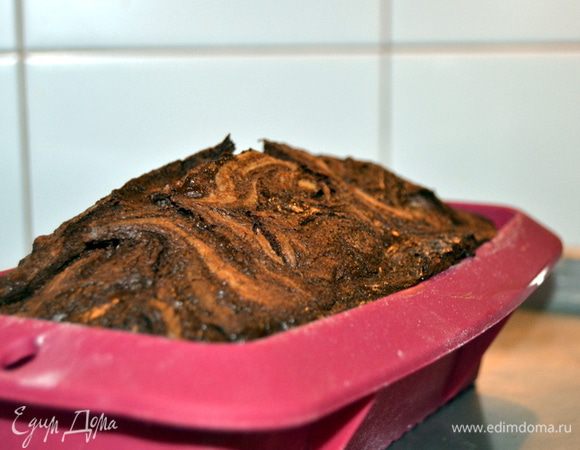 Отправляем в разогретую до 180 гр. духовку примерно на 45 мин. У меня стоял чуть больше.Проверять пирог как обычно ножом или палочкой,должны выходить чистыми. Поль рекомендует вытащить готовый пирог из духовки и перевернуть его вверх дном на решетку,дать остыть до тех пор пока пирог сам не выпадет из формы.Но я опять ослушалась,ну сами посмотрите,куда я его переверну с такой шапкой? Остыл как положено, не осел ни капельки.