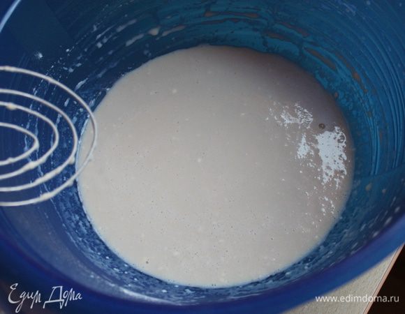 Приготовить опару.
Дрожжи развести в 100 мл теплого  молока, 2 ст.л. сахара, 4 ст.л. муки
Опару оставить подняться на 15 минут