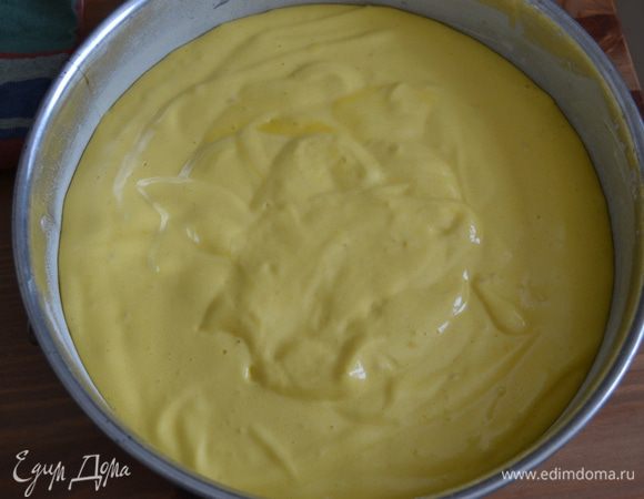 Полученное тесто разделить на две части и выложить в две промасленные и присыпанные мукой формы (22-24 см). Один бисквит станет у нас основой самого торта, а второй мы используем для украшения всей поверхности торта нежными кусочками бисквита. Выпекать в разогретой до 180-190 С духовке около 30 мин. Готовность проверить зубочисткой. 

