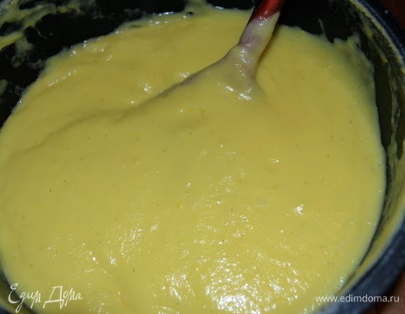 Отдельно тщательно перемешала желтки с сахаром, добавила муку. Затем в яичную смесь добавила немного молока со сливками. Тщательно все еще раз перемешала и влила оставшееся молоко. Крем, постоянно помешивая, поставила на огонь, как только он начал густеть, сняла с огня и поставила остывать... 
