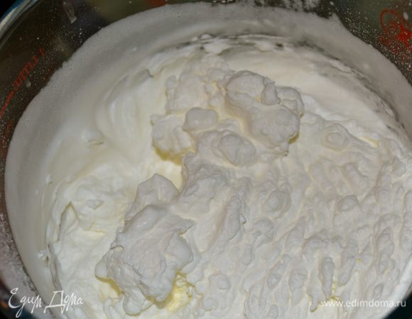 Взбить сливки с сахарной пудрой и поставить в холодильник.
