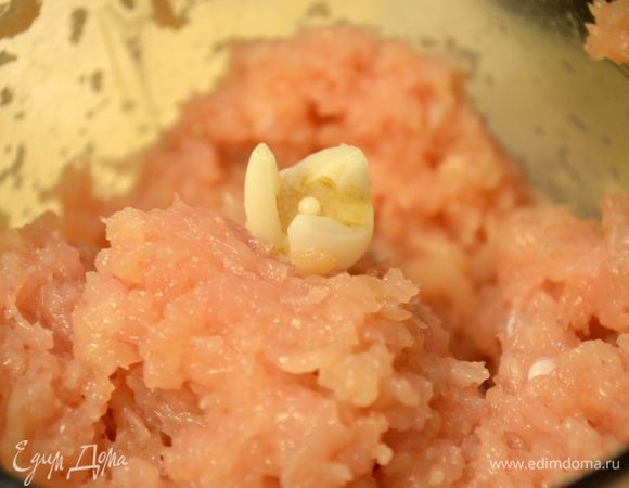Куриное филе измельчить в блендере до однородной гладкой массы
