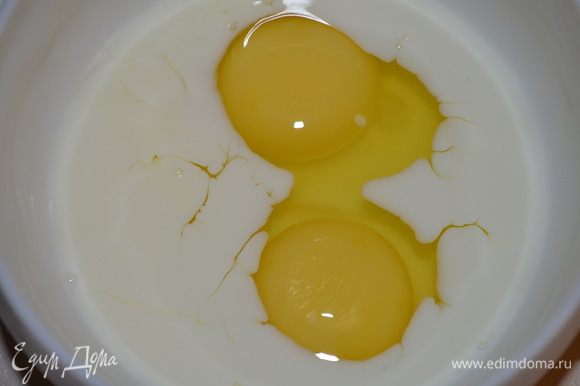Яйца взбить вилочкой с молоком и добавить в сухую смесь. Размешать.