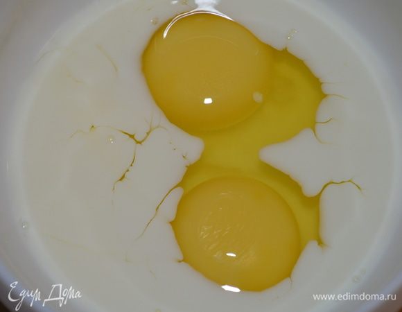 Яйца взбить вилочкой с молоком и добавить в сухую смесь. Размешать. 