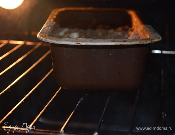 добавляем куриный фарш, соль, перец. Все перемешиваем. Выкладываем в смазанную маслом форму для кексов. Выпекаем 45 минут при 200 гр/