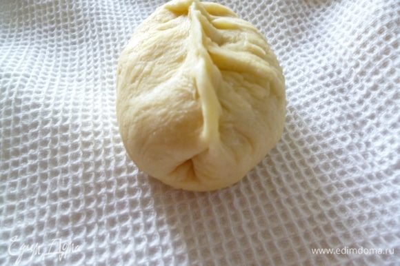 Противень застелите пекарской бумагой и смажьте небольшим количеством масла. Берем одну часть теста и руками формируем из него лепешку толщиной около 1 см. Формируем пирожок.